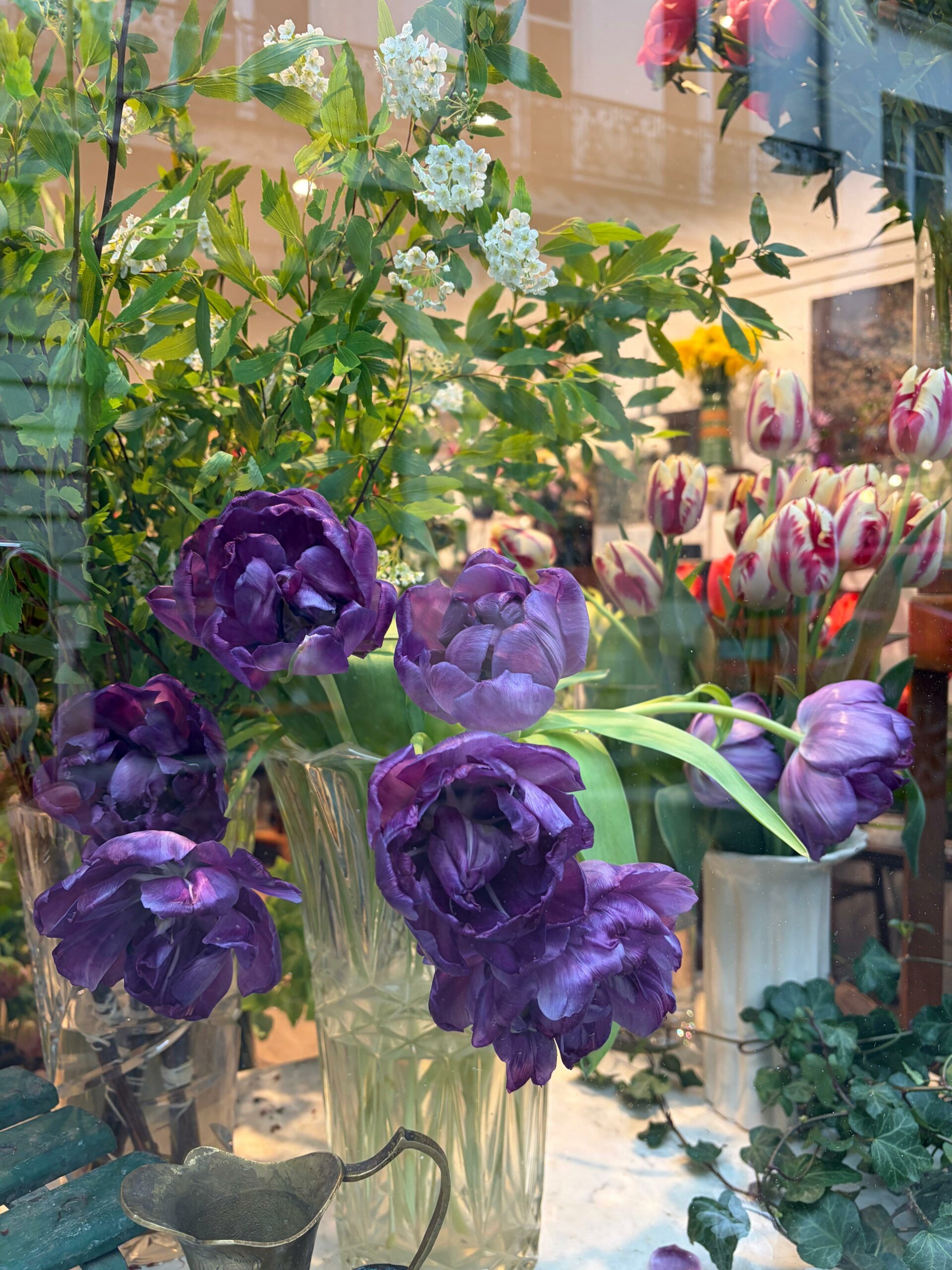 Création florale violette fleuriste Paris 7ème, Nectar